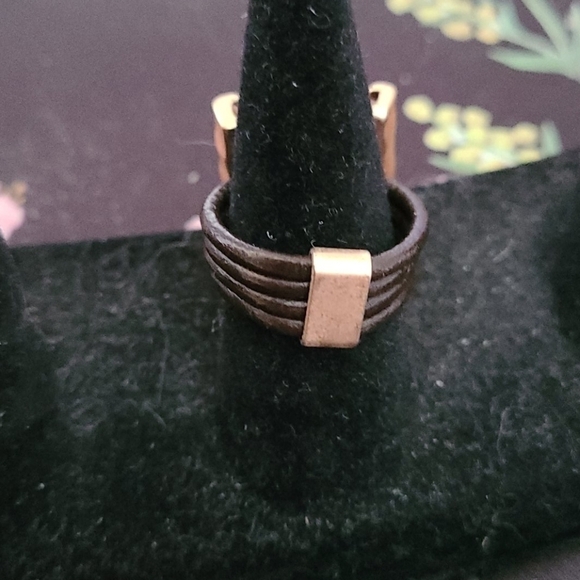 PLEATHER and Gold colored square Unique Statement Ring Size 7 - Picture 3 of 4